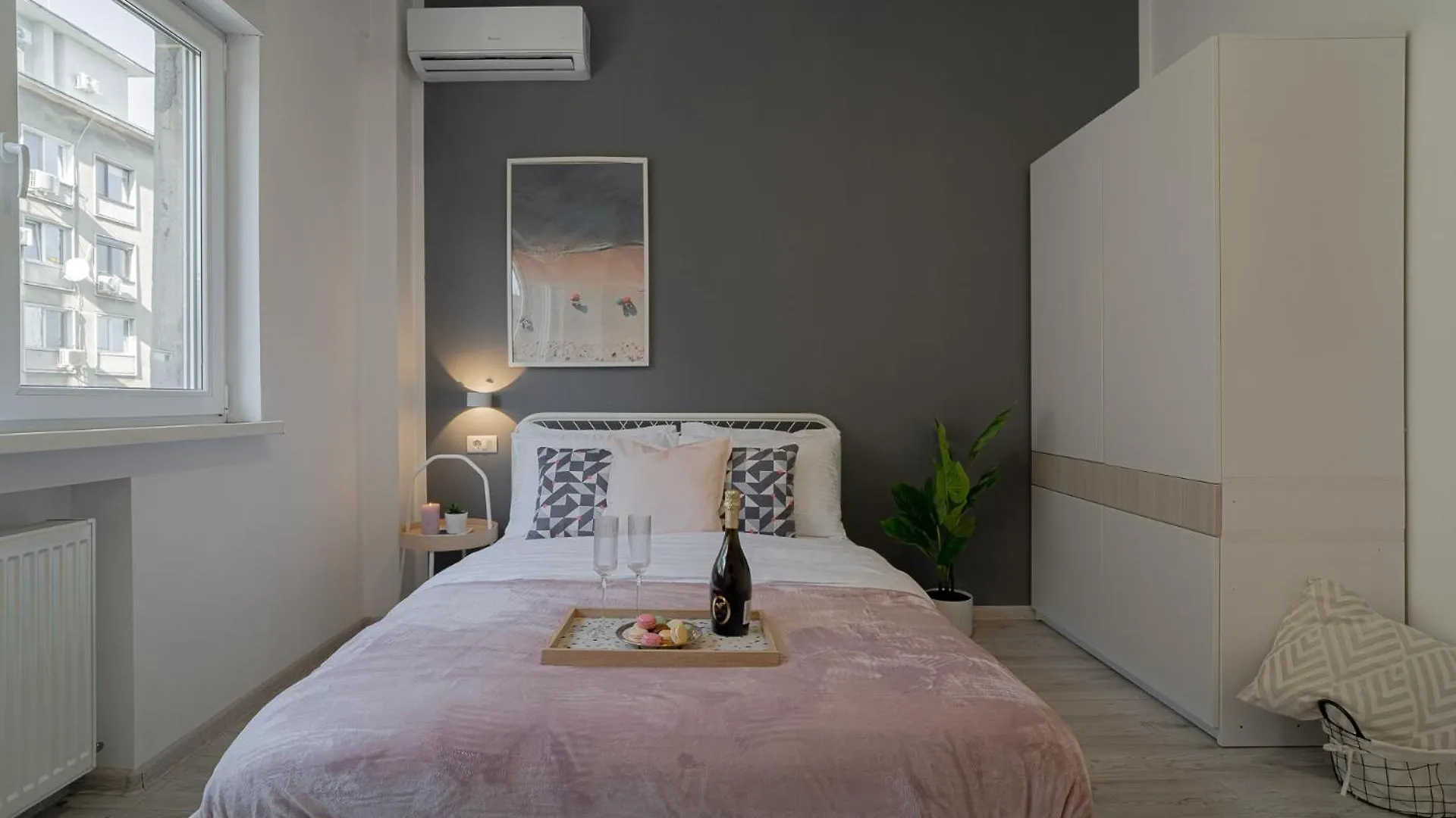 Stylish 2Br By Cismigiu Park And Piata Universitatii Bucharest Apartment