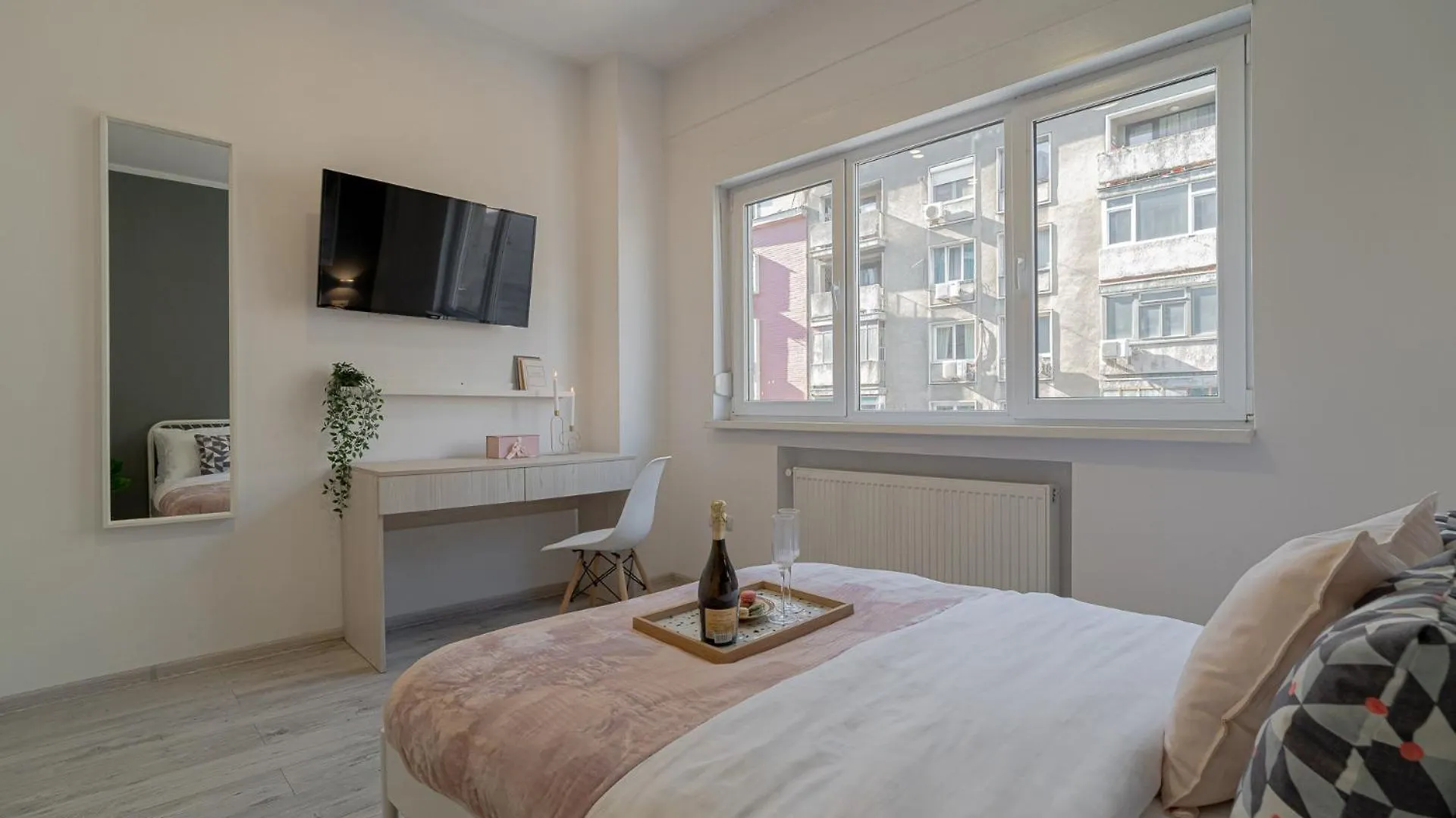 Stylish 2Br By Cismigiu Park And Piata Universitatii Bucharest Apartment