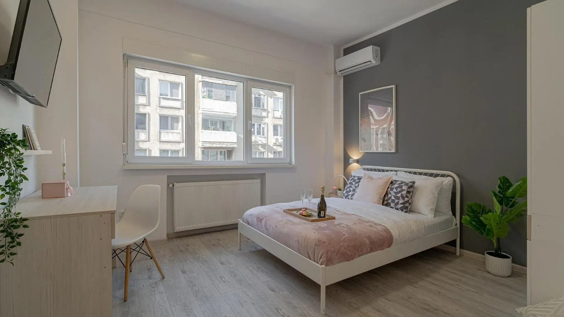 Apartment Stylish 2Br By Cismigiu Park And Piata Universitatii Bucharest
