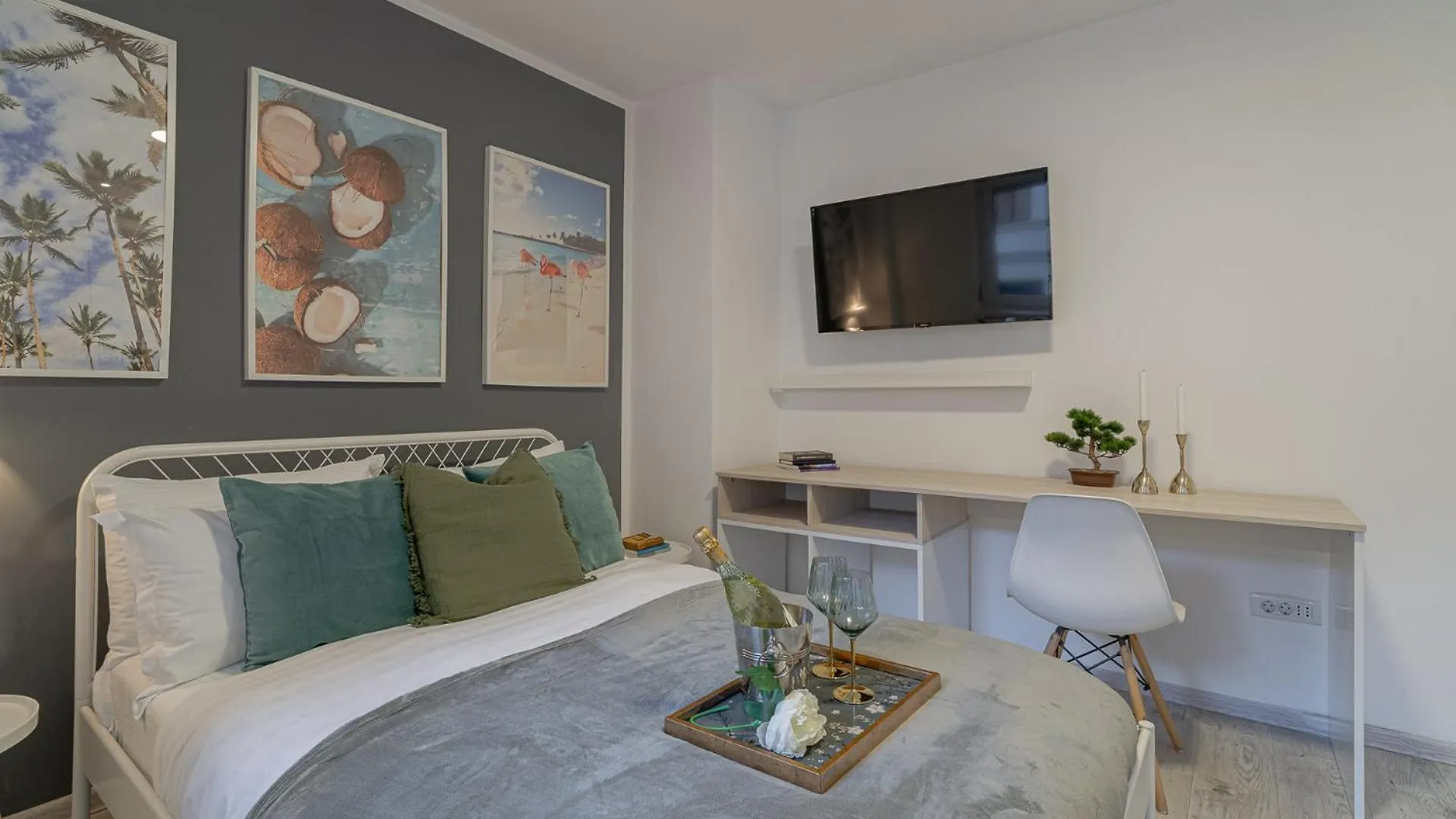 Apartment Stylish 2Br By Cismigiu Park And Piata Universitatii Bucharest Romania